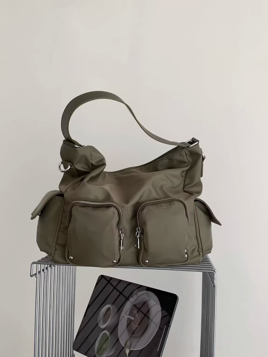 Multi-Pocket Utility Schultertasche