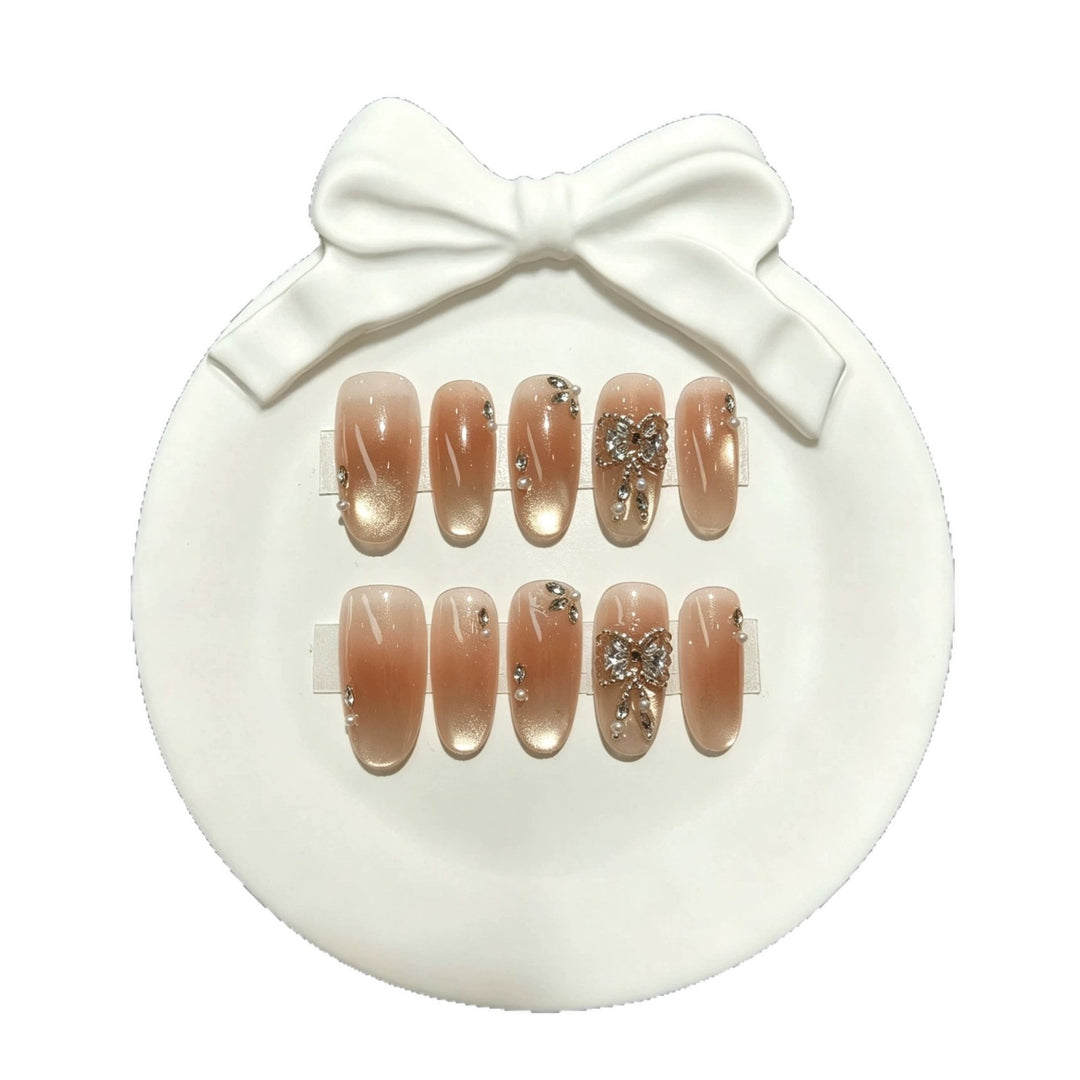 Elegante Press-On Nagelkollektion mit Schmuckakzenten