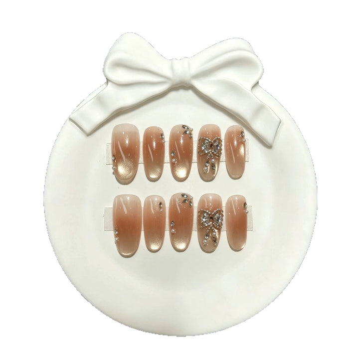 Elegante Press-On Nagelkollektion mit Schmuckakzenten