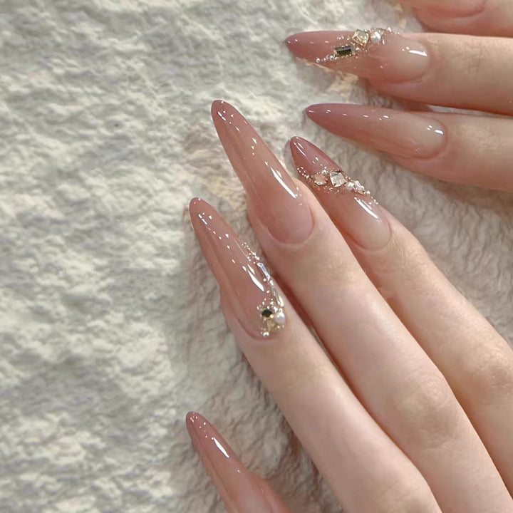 Dekorative Nagelkunst Karnz