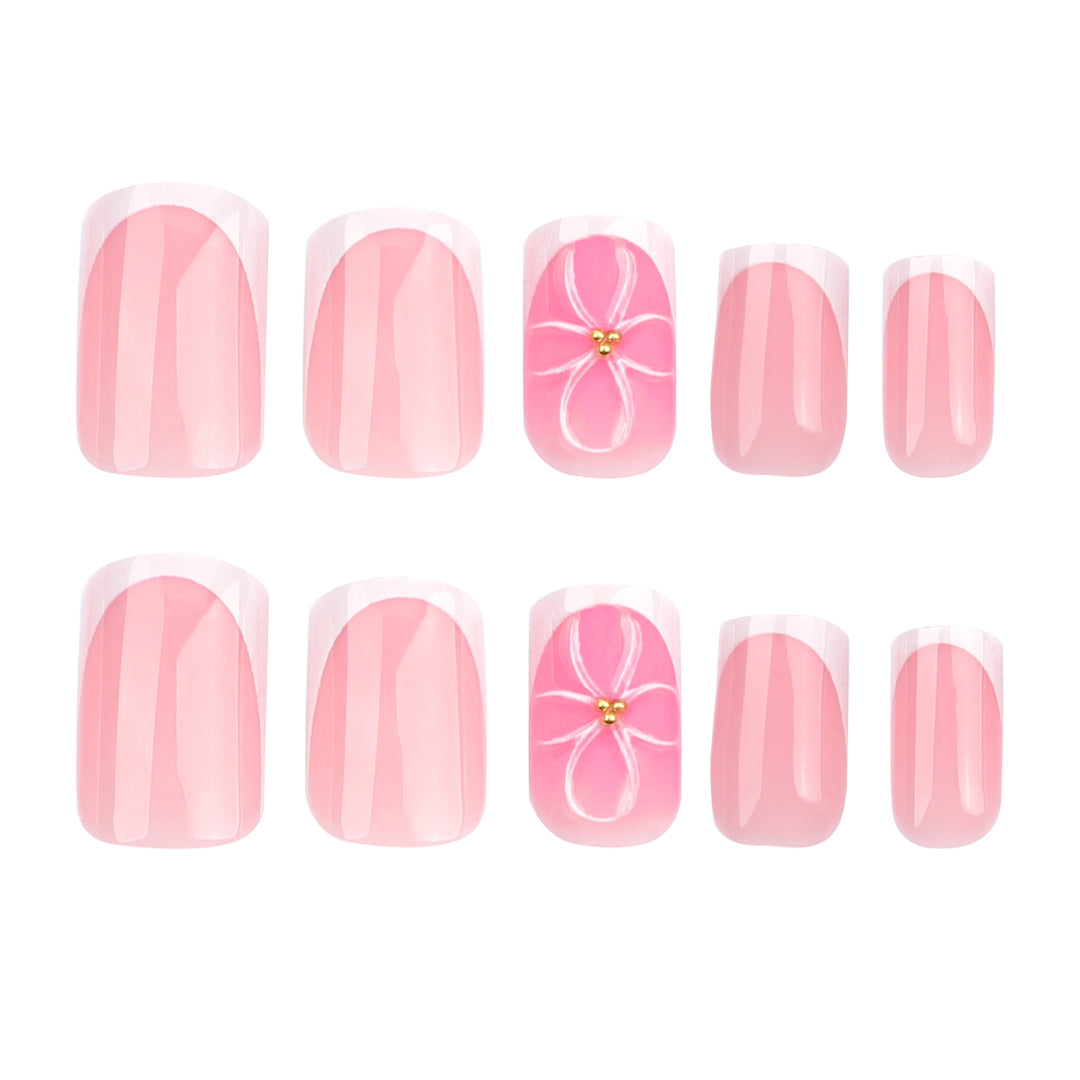 Kunstvolle Nagelkunst mit zarten Blüten und eleganter French-Spitze Karnz