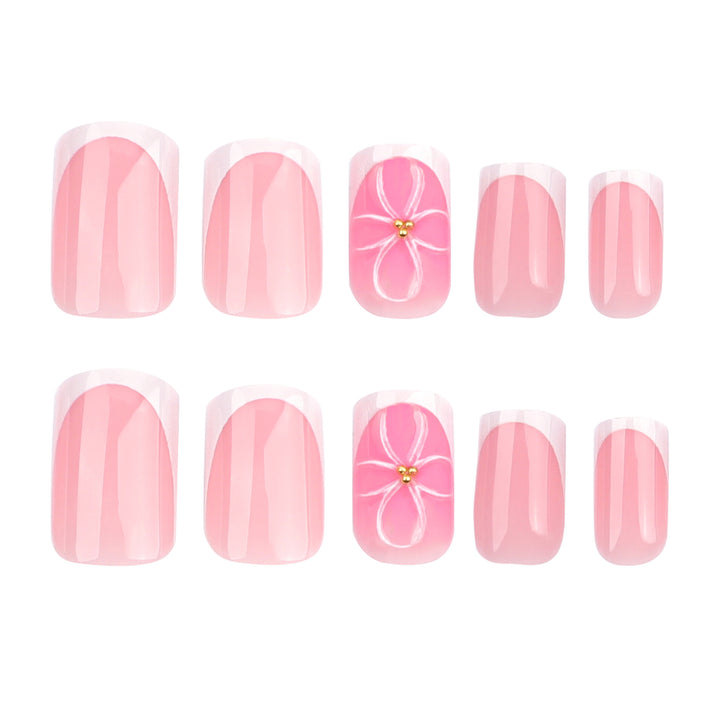 Kunstvolle Nagelkunst mit zarten Blüten und eleganter French-Spitze Karnz