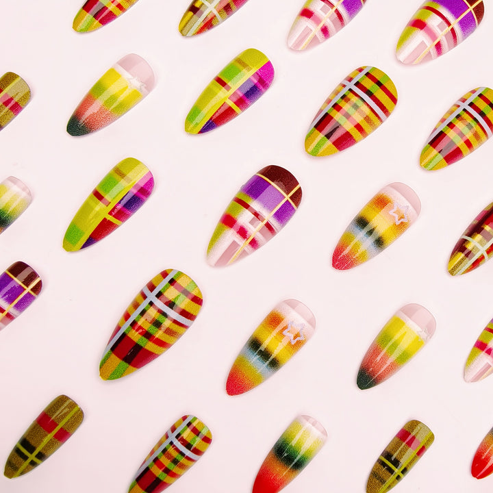 Kreative Kunstnägel mit Auffälligem Plaid-Muster Karnz