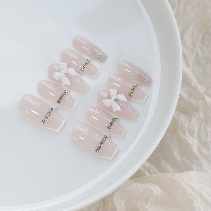 Elegantes Press-On Nagelkunst-Set mit Schleife und Strass-Akzenten