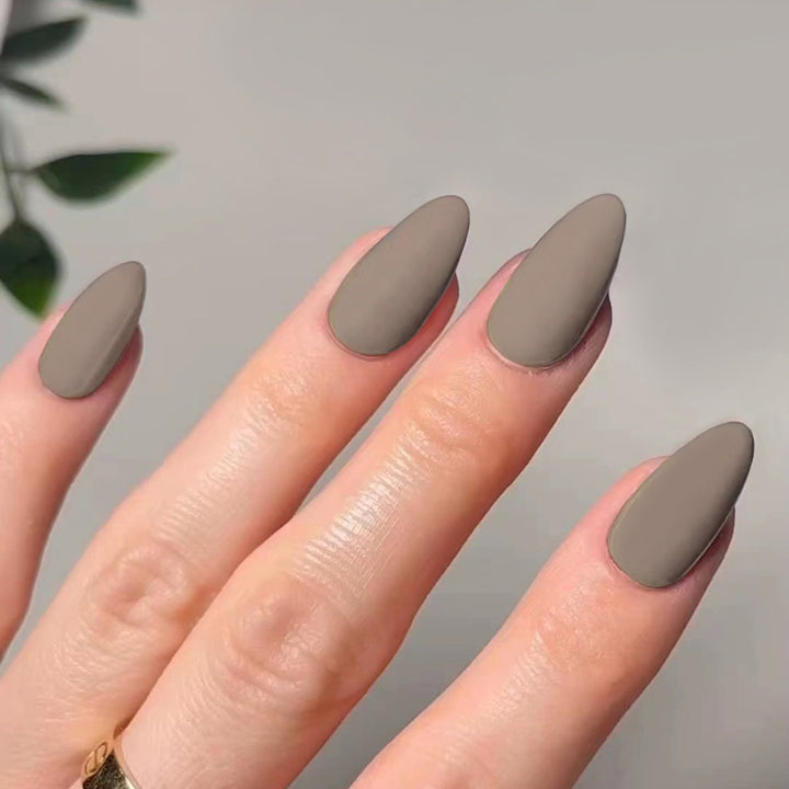 Kunstvolle Stiletto-Nägel im matten Design Karnz
