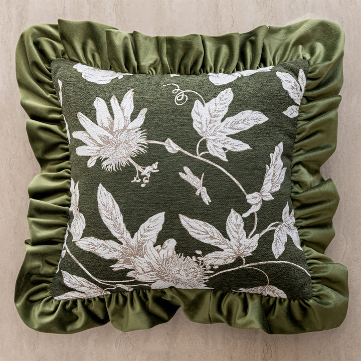 Flauschiges Zierkissen mit Blumenmuster