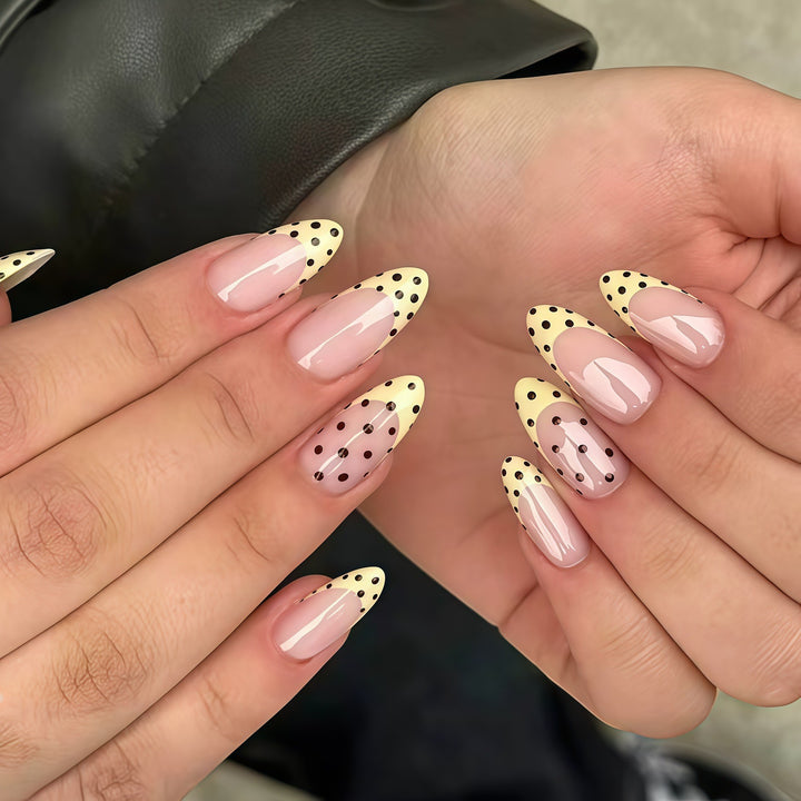Elegante French Tip Nagelverstärkungen mit Tupfenmuster Karnz