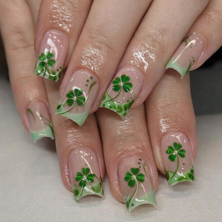 Kunstnagelset mit glamourösen Glitzer- und Glücksdesigns Karnz