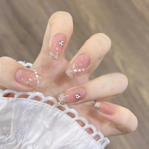 Elegante mit Strass verzierten Nagelkunst