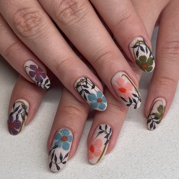 Kunstnägel mit floralem Akzent Karnz