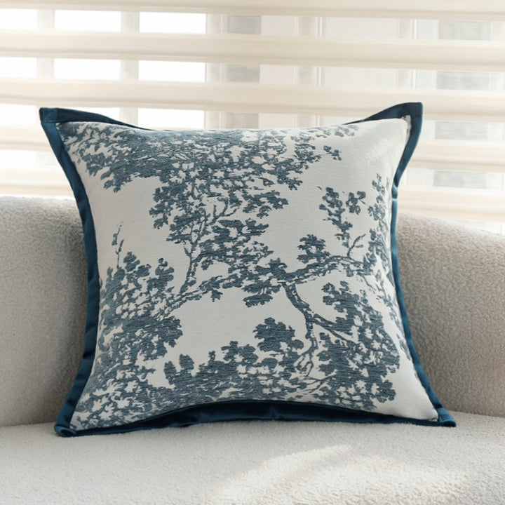 Quadratischer Kissenbezug mit feinem Toile‑Jacquard und seidiger Kederkante Karnz
