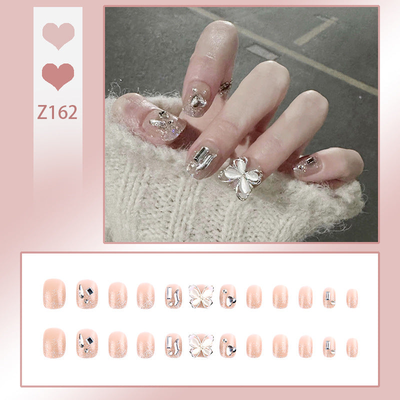 Kunstnagelset mit eleganten Glitzerverzierungen und schimmernden Akzenten Karnz