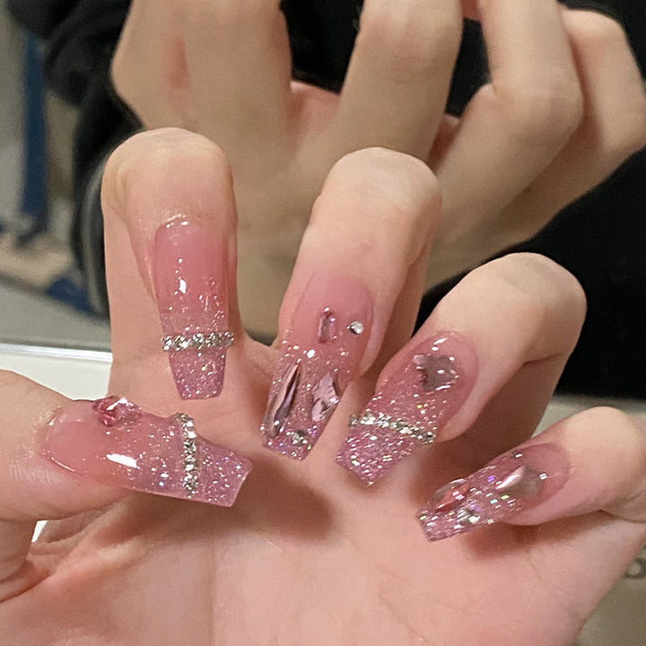 Kunstfingernägel mit Herzmotiv und Glitzerakzenten Karnz
