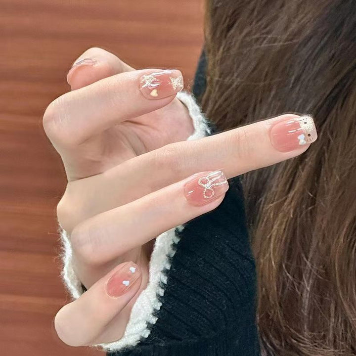 Dekorativer Press-On Nagelset mit Herz- und Blumendesign Karnz