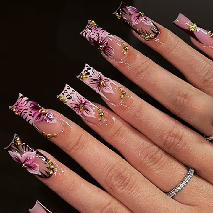 Kunstnagelset mit eleganten Blumen- und Leopardenmotiven Karnz