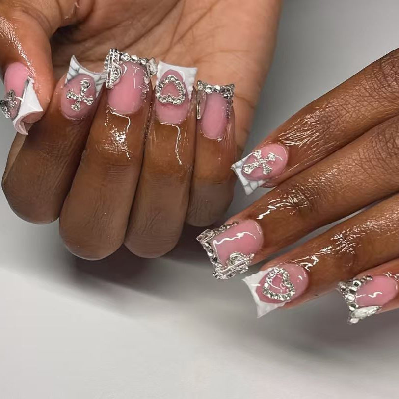 Dekorative Press-On Nagelkunst mit Strassdetails Karnz