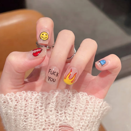 Künstlerisches Press-On-Nagelset mit einzigartigen grafischen Designs Karnz