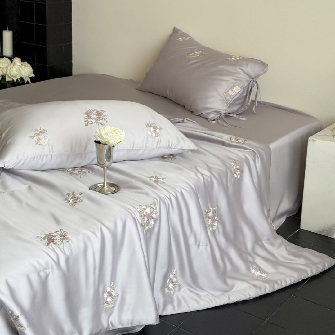 Luxuriöses besticktes Satin-Bettwäscheset mit Rosenmuster und Bändchenkissen