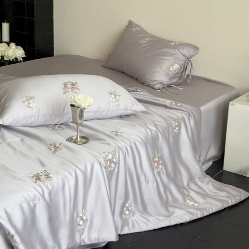 Luxuriöses besticktes Satin-Bettwäscheset mit Rosenmuster und Bändchenkissen