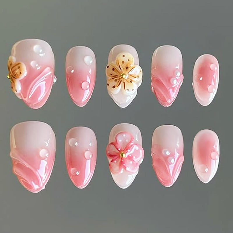Kunstnagelset mit floralen Details und elegantem Design Karnz