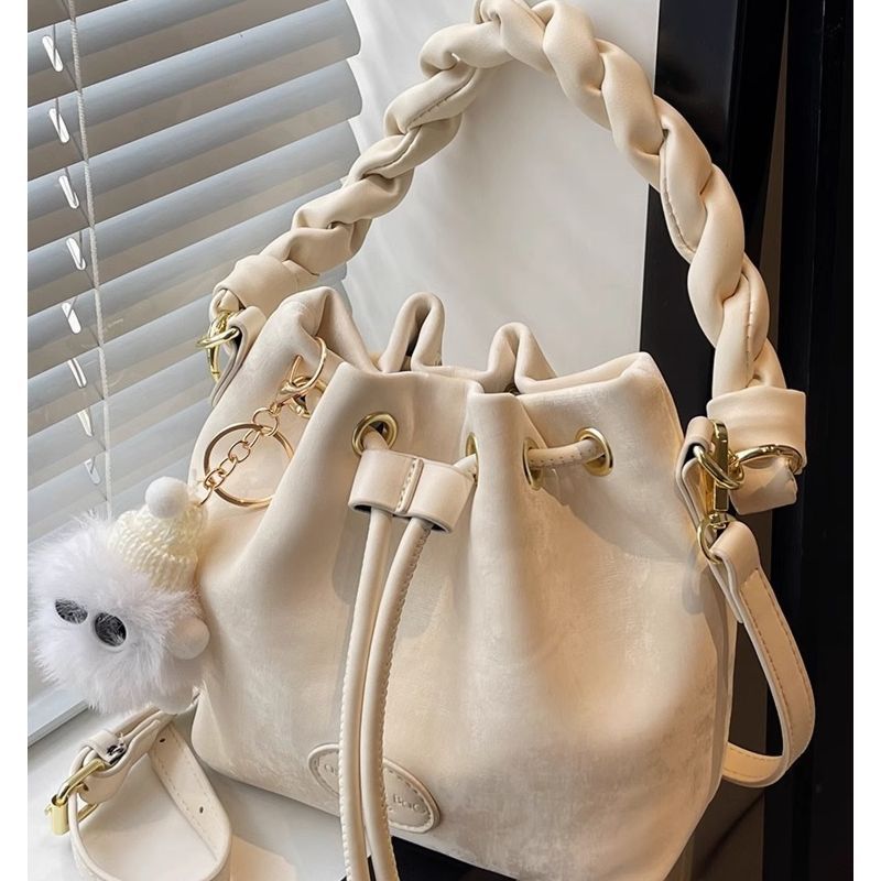 Stylische gehäkelte Schultertasche Karnz
