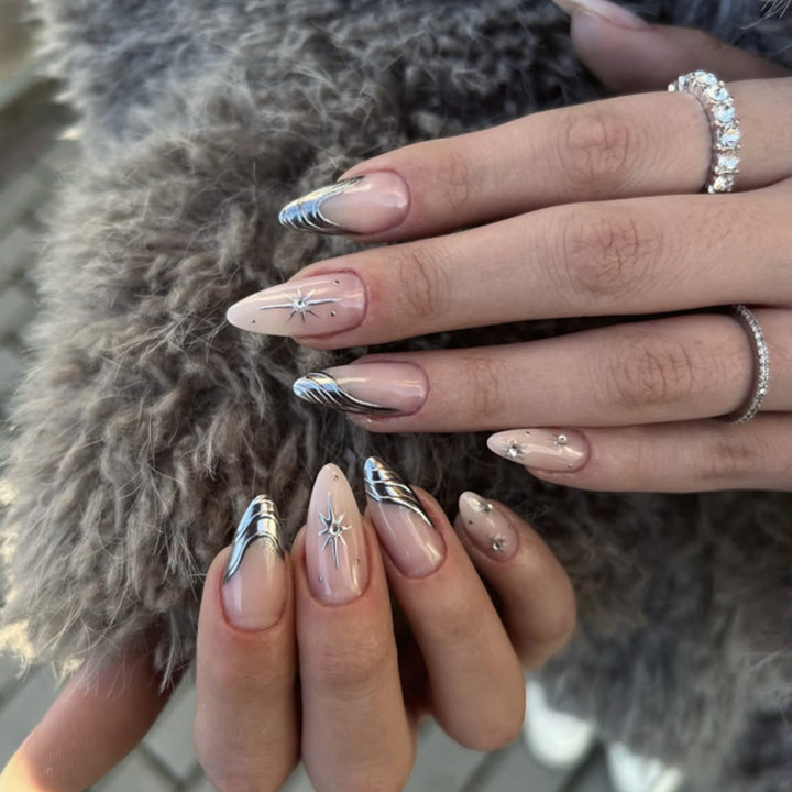 Kunstvolle Nagelverlängerungen mit filigranen Designs Karnz