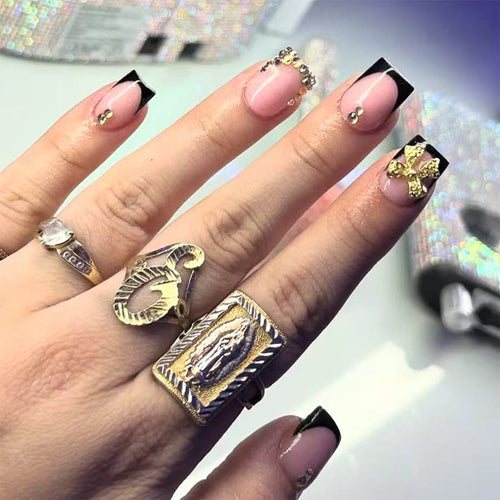 Kunstnagelset mit eleganten Schwarzspitzen und glitzernden Akzenten Karnz