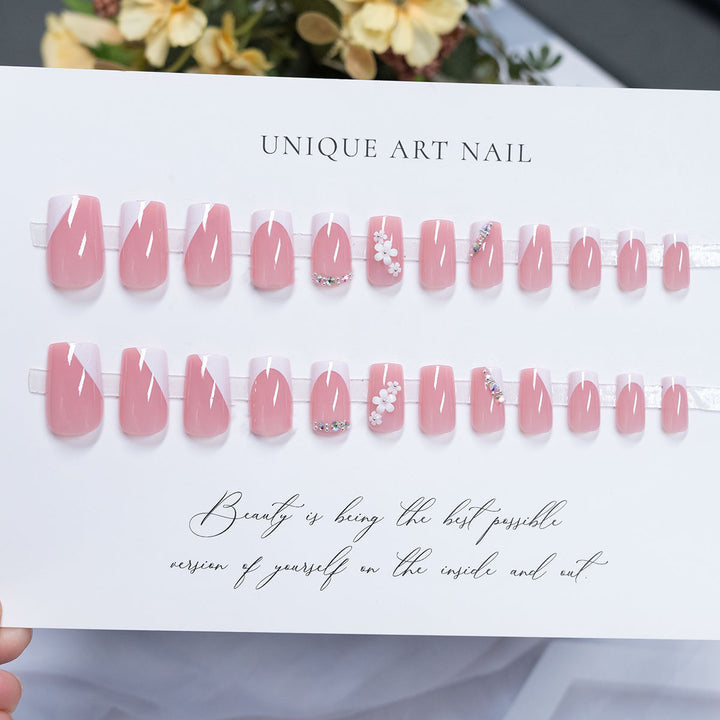 Dekoratives Press-On-Nagelkunst-Set mit Blumen- und Strassakzenten