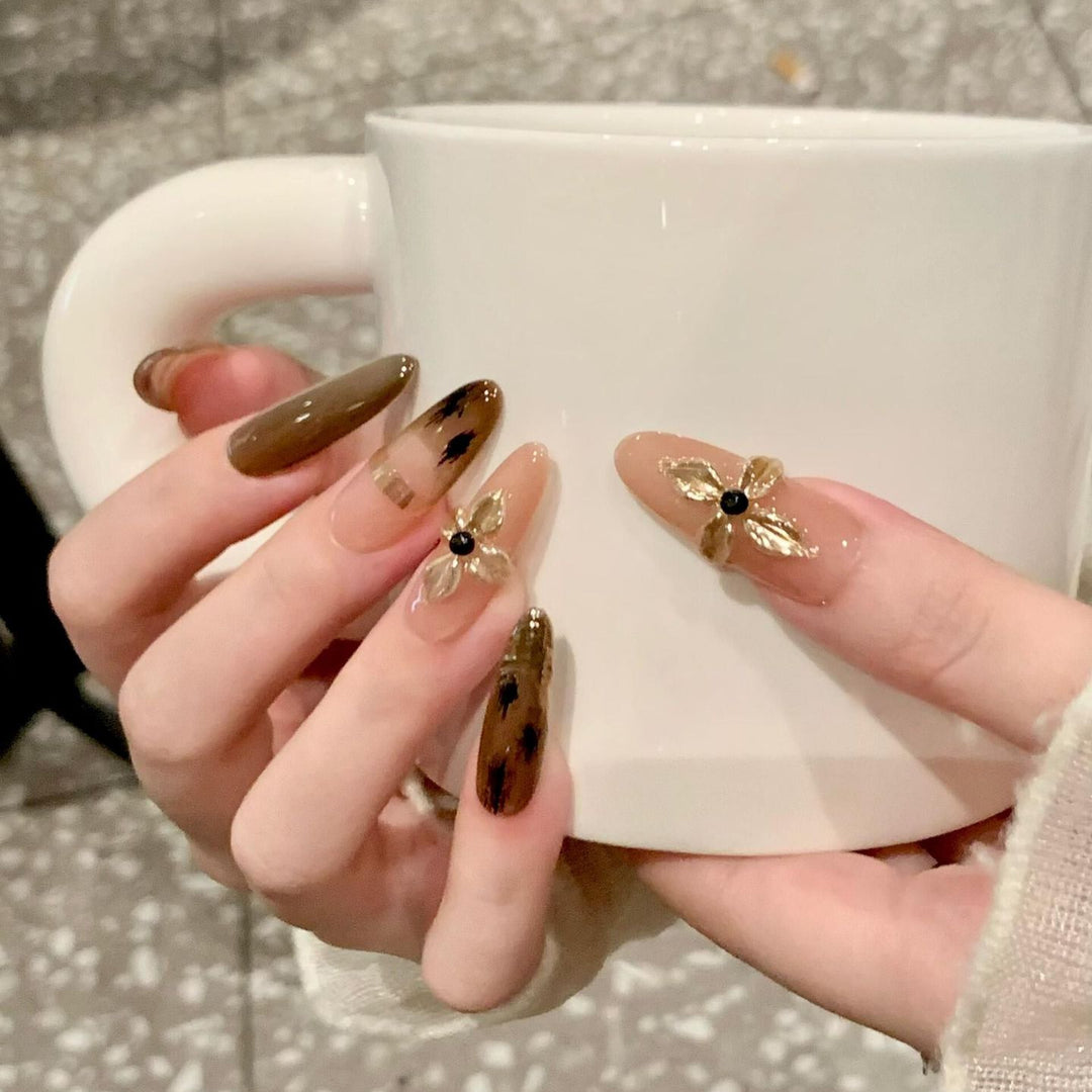 Kunstnägel mit Eleganten Goldverzierungen Karnz