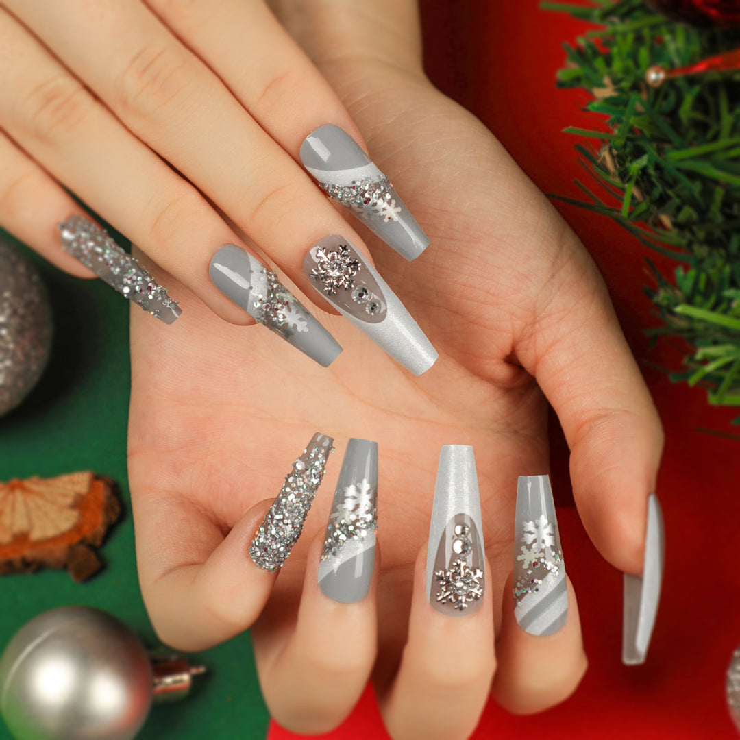Elegante Kunstnägel mit Glitzer- und Schnee-Design Karnz