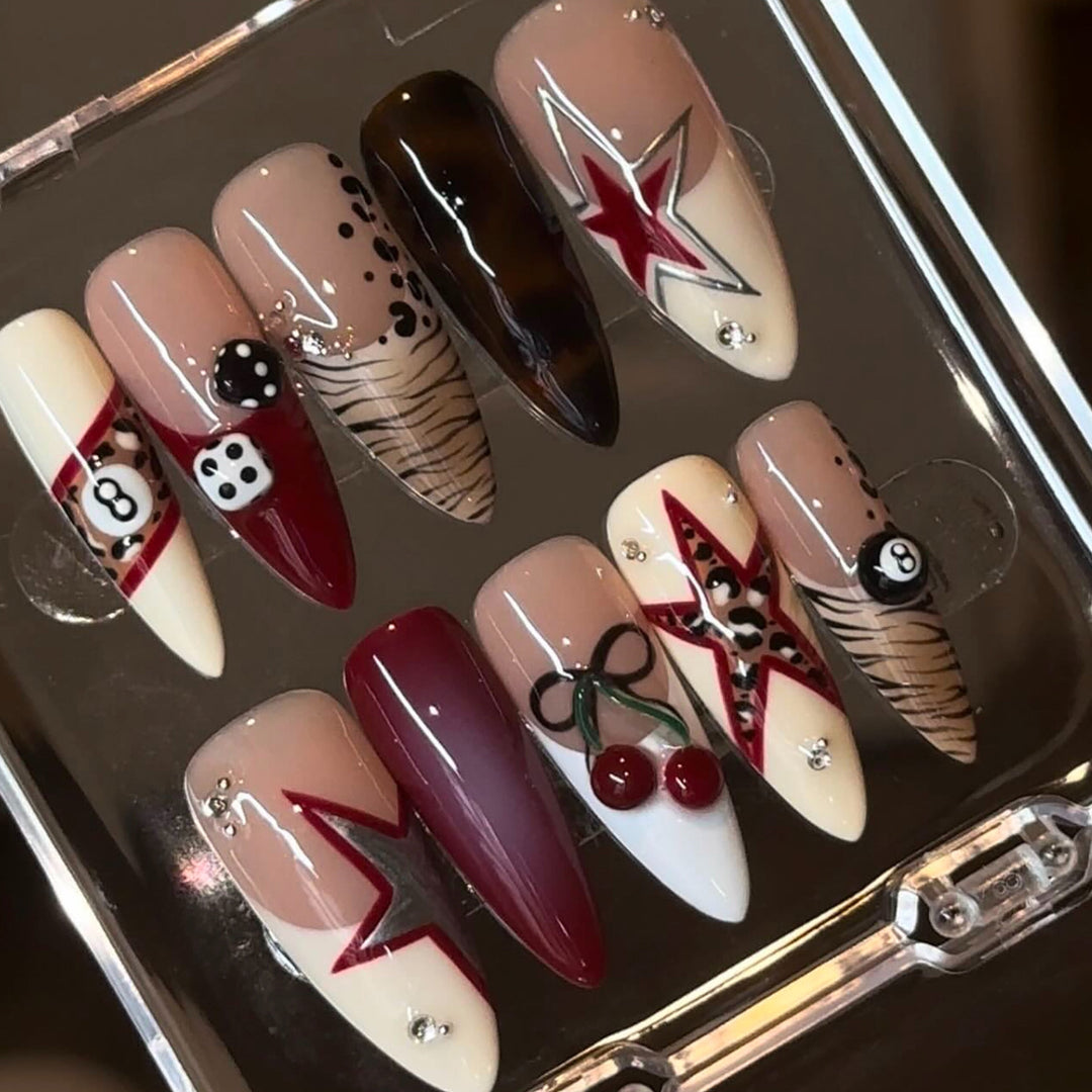 Künstlerische Stiletto Press-On Nägel mit einzigartigen Designs Karnz