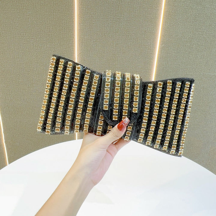 Glamouröse, mit Rhinestones besetzte Abend-Clutch