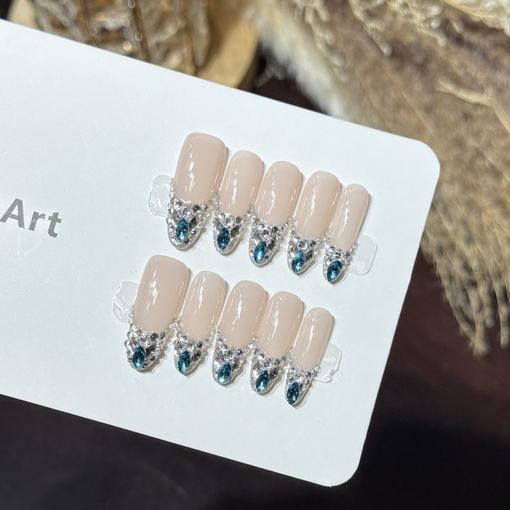 Elegantes Press-On-Nagelset mit Strassakzenten Karnz