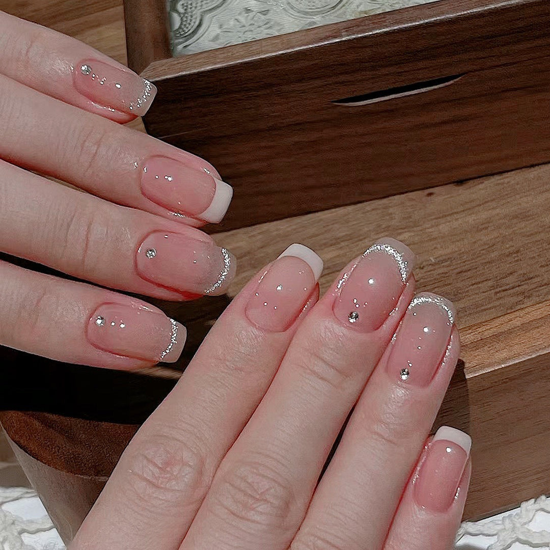 Glamouröse Kunstnägel mit Filigranen Strass-Details Karnz