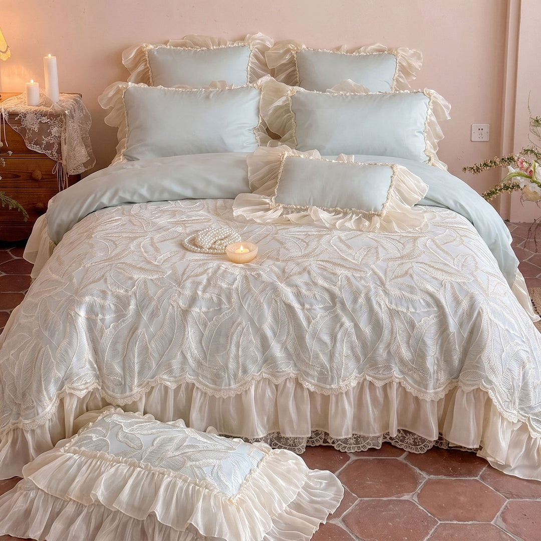 Luxuriöses Rüschensatin-Bettbezug-Set mit organza-besäumtem, besticktem Blätter-Jacquard-Bettüberwurf