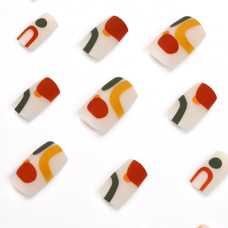 Kreative Nagelkunst mit geometrischen Designs Karnz