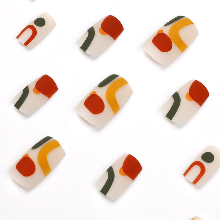 Kreative Nagelkunst mit geometrischen Designs Karnz