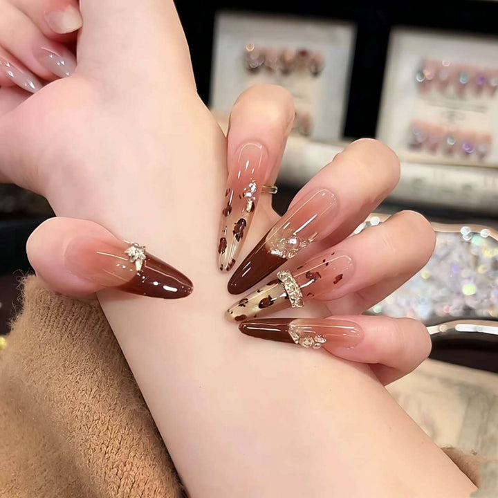 Dekoratives Press-On Nagelkunst-Set mit künstlerischen Leopardenakzenten