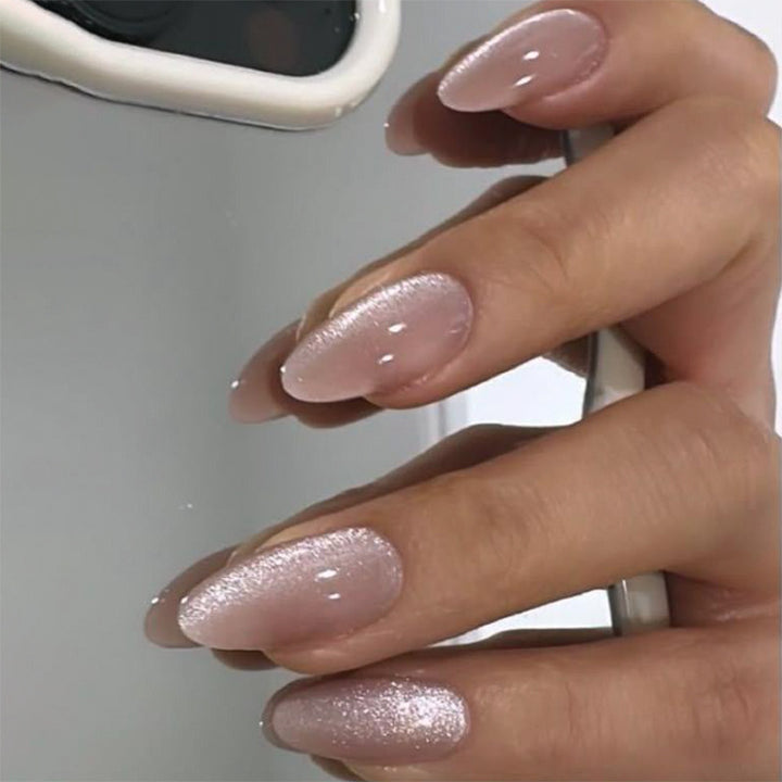 Elegante und glamouröse Nagelkunst Karnz