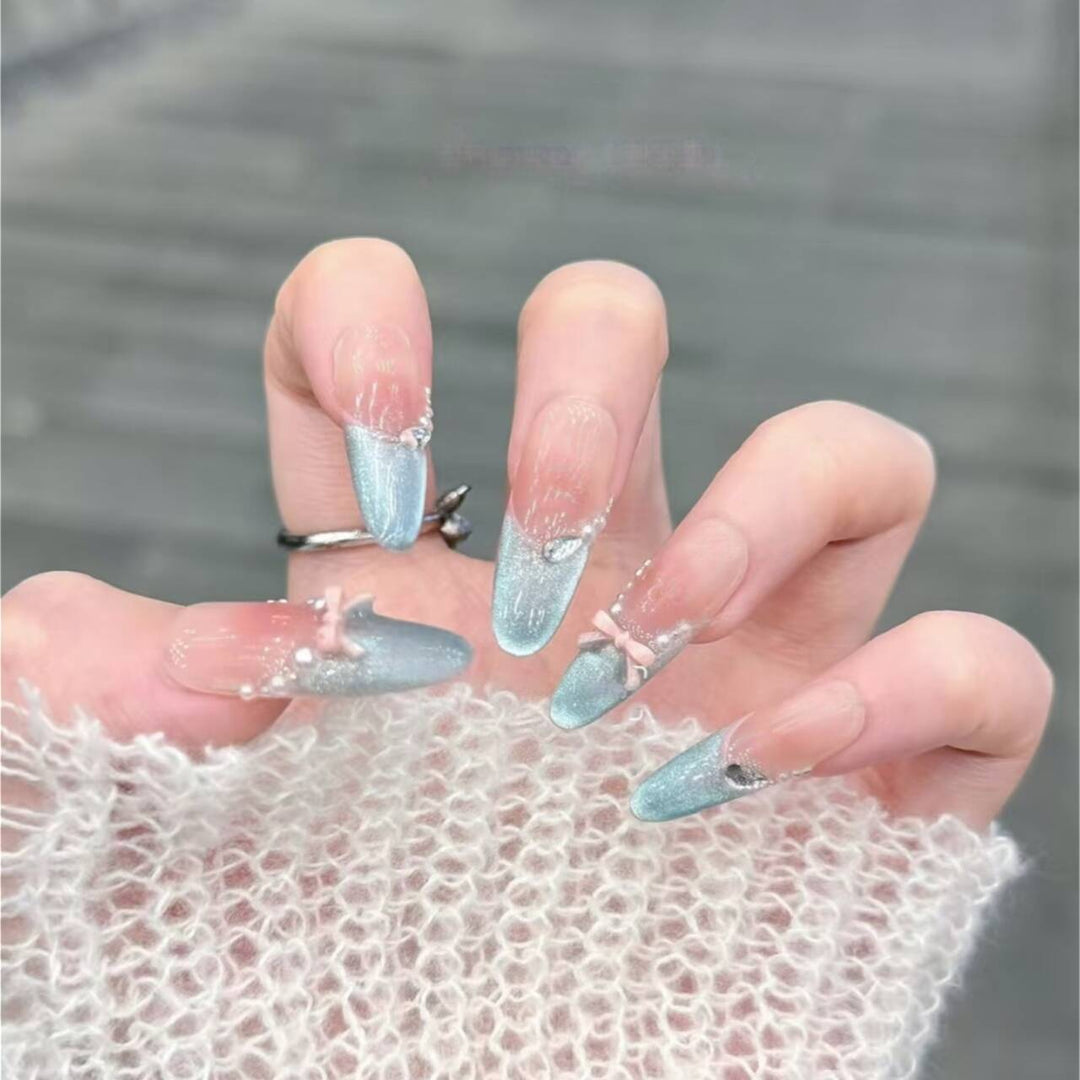 Künstlerisches Nageldesign mit dekorativen Elementen Karnz