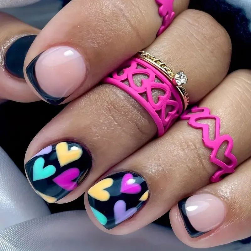 Künstlerisches Herzdesign Nagelkunst Karnz