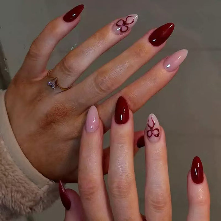 Kunstnagelset mit luxuriösem Glanz und verspielten Designakzenten Karnz