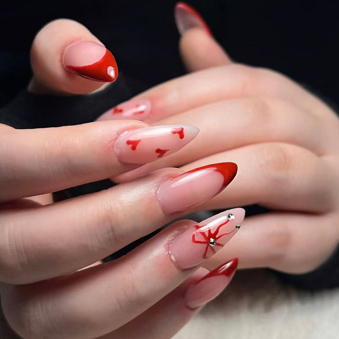 Kunstfingernägel mit Eleganten Herzmotiven und Glamourösen Akzenten Karnz