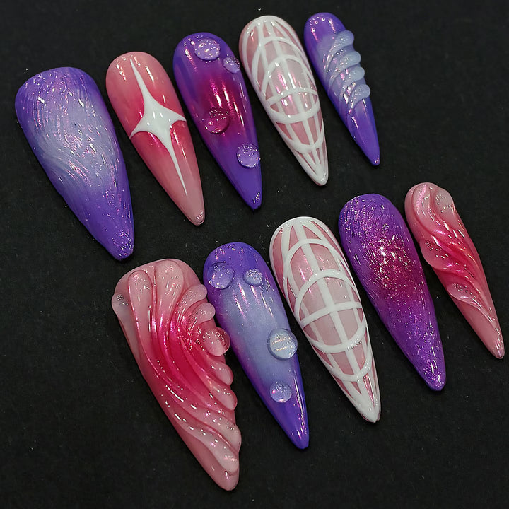 Dekoratives Press-On Nagelkunst-Set mit irisierenden und abstrakten Designs Karnz