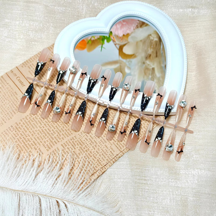 Glamouröse Fingernägel Karnz