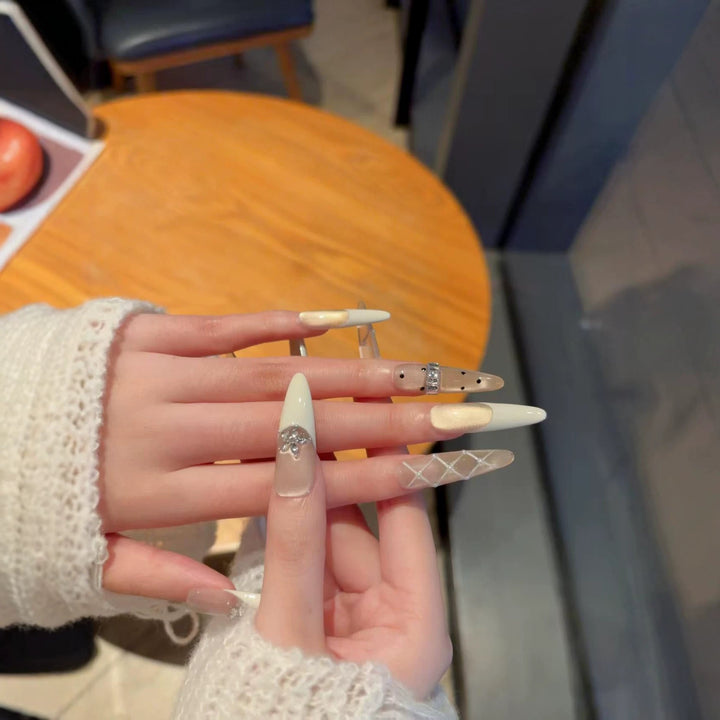 Elegante Stiletto-Nagelverlängerungen mit dekorativen Designs
