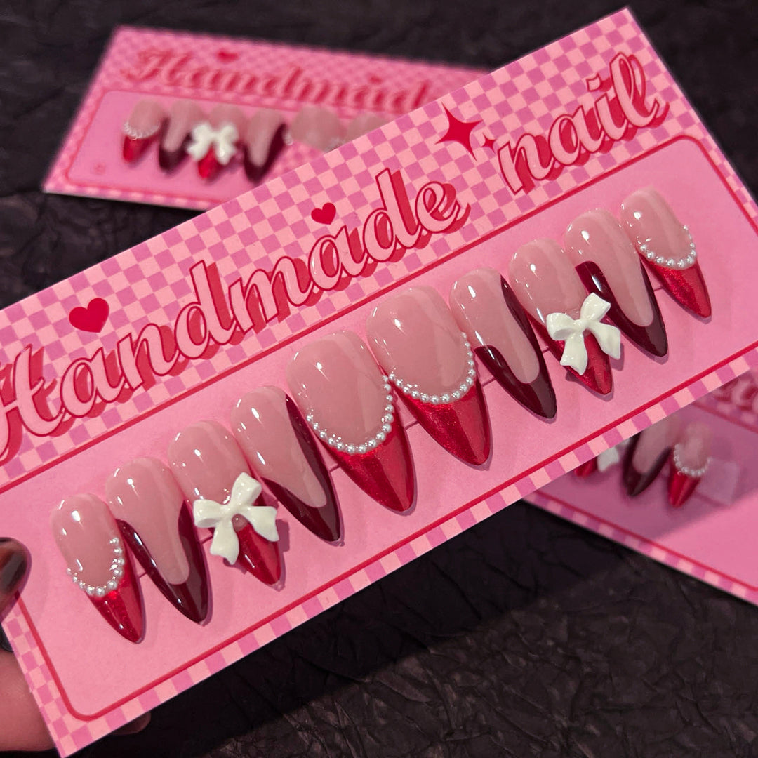 Künstliche Acryl-Nägel mit detailreichen Blütenakzenten Karnz