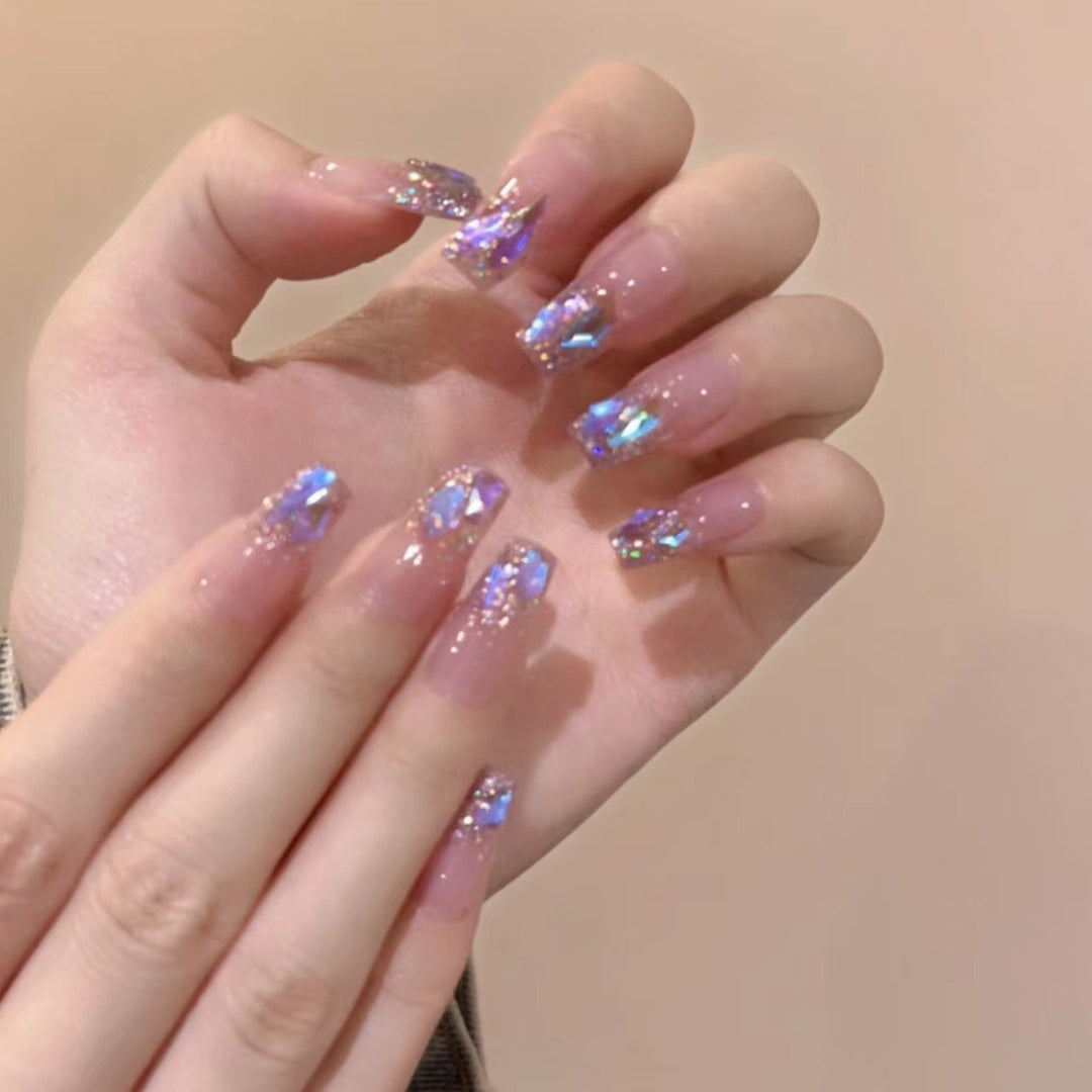 Kunstnagelset mit glamourösen Glitzerakzenten und eleganten Elemente Karnz