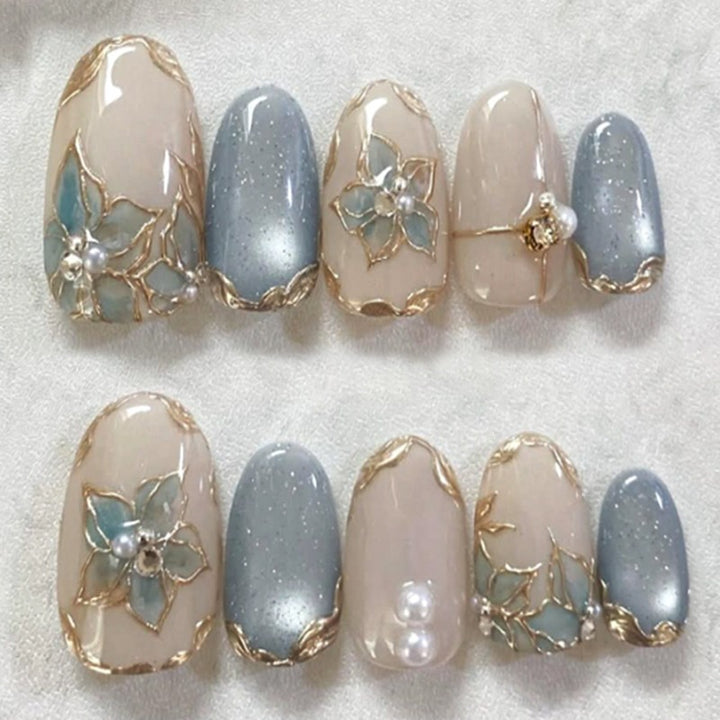 Kunstnagelset mit eleganten Blütenverzierungen und Glanz Karnz