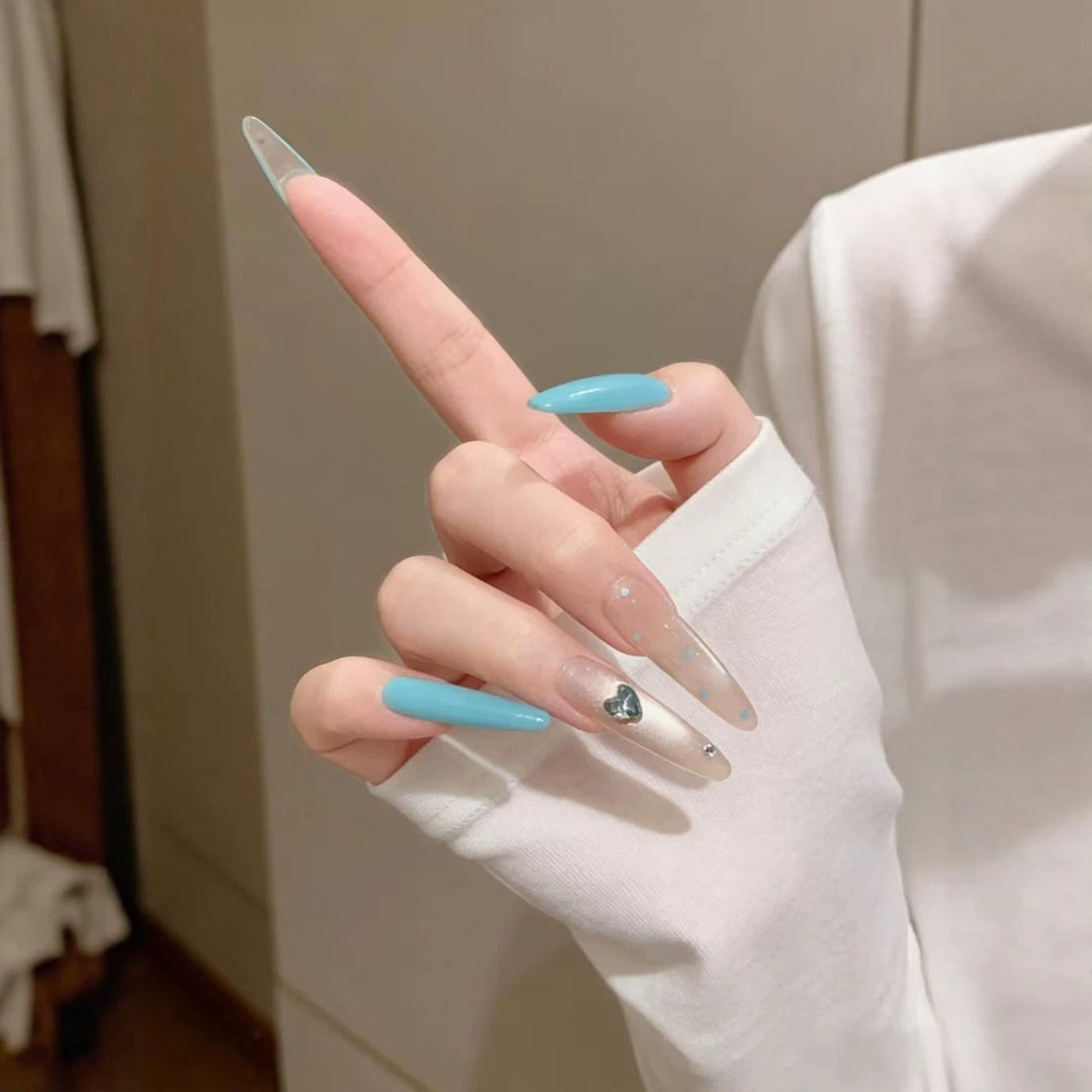Stiletto-Nagelkunstverlängerungen mit Herzakzenten